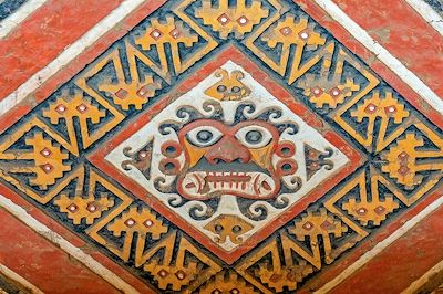 Bas-relief du dieu Moche Ai Apaec à l'intérieur d'une tombe de la Huaca de la Luna près de Trujillo, au Pérou