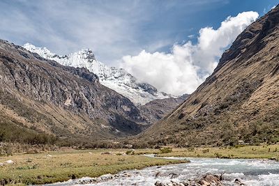 Eaux glaciaires des Andes et vue sur le Mont Huascaran - Pérou