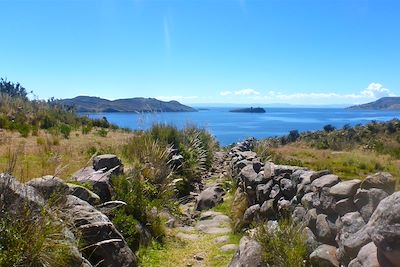 La plage de Teq Es sur la Péninsule de Capachica - Lac Titicaca - Pérou