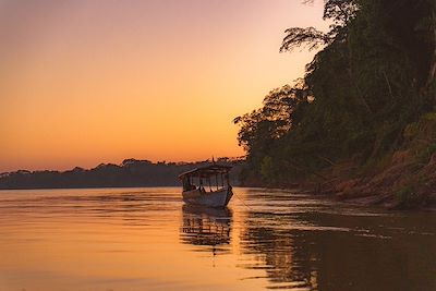 Navigation au coucher du soleil