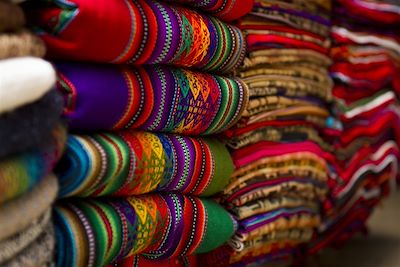 © Renzo Tasso/OT Promperu - Tissus - Machu Picchu Pueblo - Pérou Tissus - Machu Picchu Pueblo - Pérou