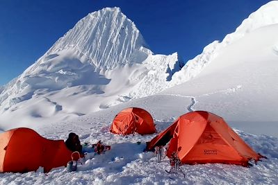Bivouac avec vue sur le pic de l'Alpamayo - Cordillère Blanche - Ancash - Pérou