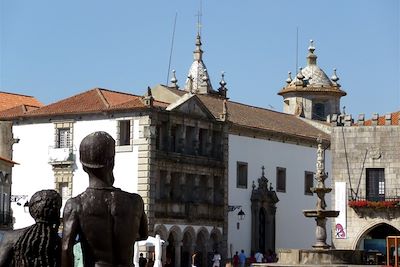 Maisons anciennes sur la place centrale - La Miséricorde et la maison gothique - Viana do Castelo - Portugal