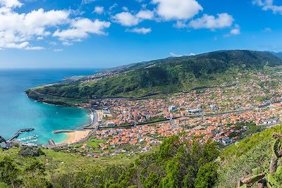 © Kess16 / Adobe Stock - Vue sur la baie de Machico - Madère - Portugal Vue sur la baie de Machico - Madère - Portugal