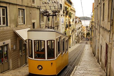 © istockphoto.com / photooiasson - Tramway de Lisbonne - Portugal Tramway de Lisbonne - Portugal