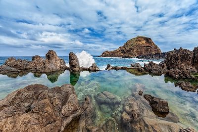© AnnaBreit / iStock - Piscine naturelle - Porto Moniz - Madère - Portugal Piscine naturelle - Porto Moniz - Madère - Portugal