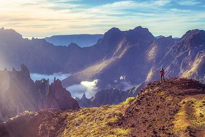 © Kirill / Adobe Stock - Sentier entre Pico de Ariero et Pico de Ruivo - Madère - Portugal Sentier entre Pico de Ariero et Pico de Ruivo - Madère - Portugal