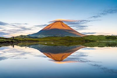 © Jon Arnold Images/ hemis.fr - Lagoa do Capitao et le mont Pico - Ile de Pico - Açores - Portugal Lagoa do Capitao et le mont Pico - Ile de Pico - Açores - Portugal