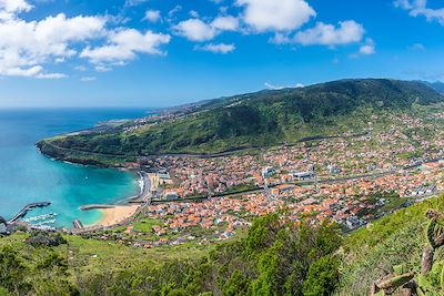 © Kess16 / Adobe Stock - Vue sur la baie de Machico - Madère - Portugal Vue sur la baie de Machico - Madère - Portugal