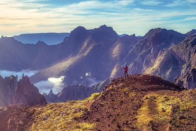 © Kirill / Adobe Stock - Sentier entre Pico de Ariero et Pico de Ruivo - Madère - Portugal Sentier entre Pico de Ariero et Pico de Ruivo - Madère - Portugal