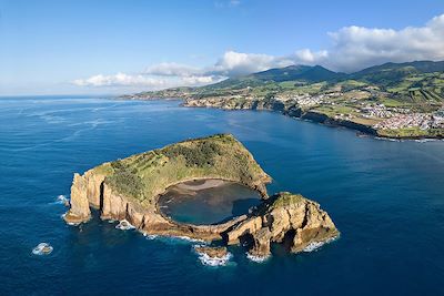 © bbsferrari / Adobe Stock - Vue aérienne - Vila Franca do Campo - Sao Miguel - Acores - Portugal Vue aérienne - Vila Franca do Campo - Sao Miguel - Acores - Portugal