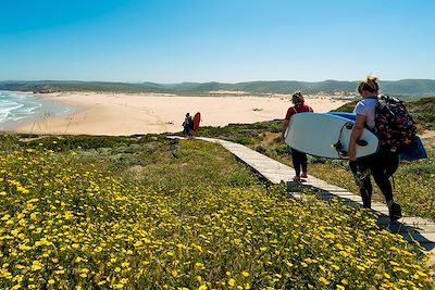 Surfeurs au cap Saint-Vincent - Municipalité de Sagres - Algarve - Portugal