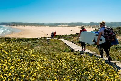 © Turismo de Portugal - Surfeurs au cap Saint-Vincent - Municipalité de Sagres - Algarve - Portugal Surfeurs au cap Saint-Vincent - Municipalité de Sagres - Algarve - Portugal