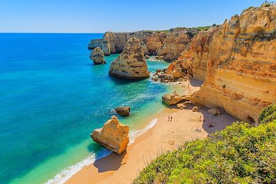 © pkazmierczak / iStock - Plage - Algarve - Portugal Plage - Algarve - Portugal