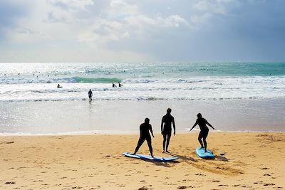 © joyt / Adobe Stock - Cours de surf - plage - Portugal Cours de surf - plage - Portugal