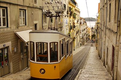© istockphoto.com / photooiasson - Tramway de Lisbonne - Portugal Tramway de Lisbonne - Portugal