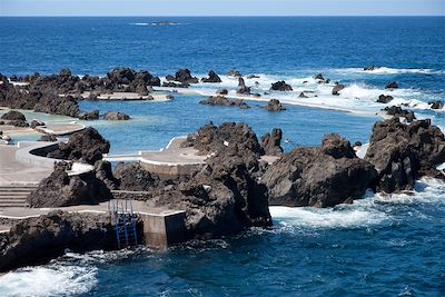 © Olga Anourina / iStock - Piscine naturelle de Porto Moniz - Madère - Portugal Piscine naturelle de Porto Moniz - Madère - Portugal