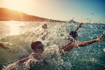 © Imgorthand / Getty Images - Enfants - Baignade  Enfants - Baignade
