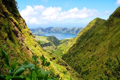 © Stolenpencil / Adobe Stock - Vue sur le lac des Sept Cités - Sao Miguel - Acores - Portugal Vue sur le lac des Sept Cités - Sao Miguel - Acores - Portugal