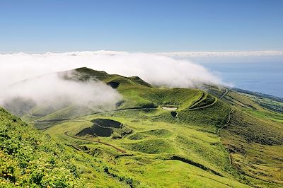 © Mauricio Abreu/John Warburton-Lee / Photononstop - Pico da Esperanca - Sao Jorge - Açores - Portugal Pico da Esperanca - Sao Jorge - Açores - Portugal