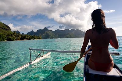 Femme en pirogue à balancier, Moorea, Polynésie française