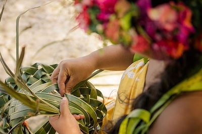 Femme en train de tresser un panier