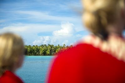 Deux femmes regardant un atoll