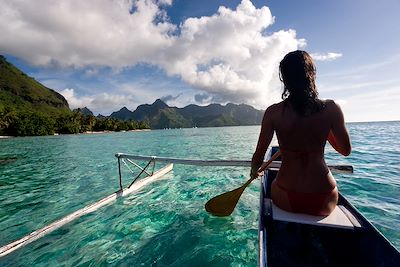 Femme en pirogue à balancier, Moorea, Polynésie française