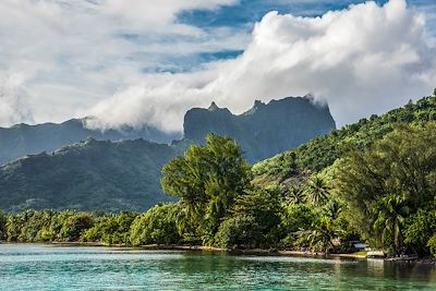 Lever du soleil sur Moorea, Polynésie française