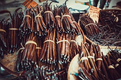 © LR Photographies / Adobe Stock - Gousses de vanille - Marché - La Réunion Gousses de vanille - Marché - La Réunion