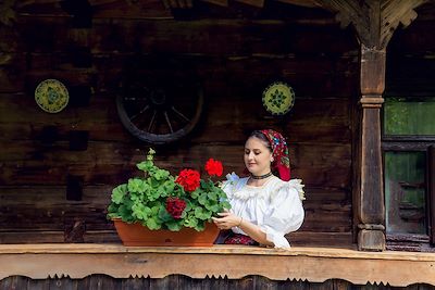 Femme en tenue traditionnelle - Maramures - Roumanie