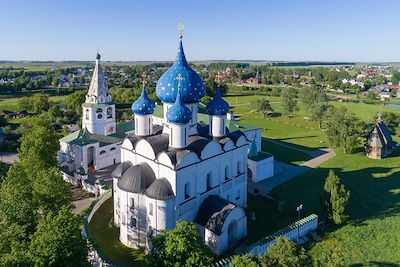 La cathédrale de la Nativité et la tour de la cloche du Kremlin de Souzdal - Russie