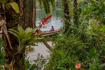 bateau sur un lac