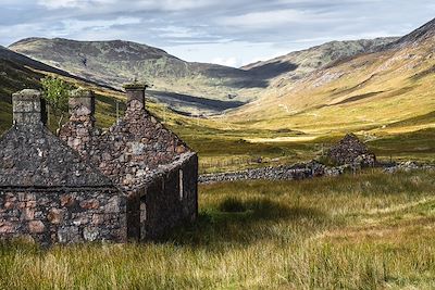 © Gabriel J. Diaz / Stocksy - Ruine dans une prairie - Ecosse - Royaume-Uni Ruine dans une prairie - Ecosse - Royaume-Uni
