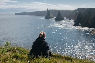 © Anastasia Mihaylova (Shpara) / Stocksy - Femme et mer - Ecosse - Royaume-Uni Femme et mer - Ecosse - Royaume-Uni