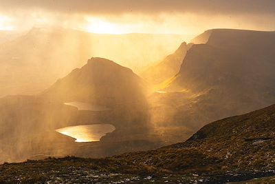 Montagnes et plans d'eau au coucher du soleil - île de Skye - Ecosse