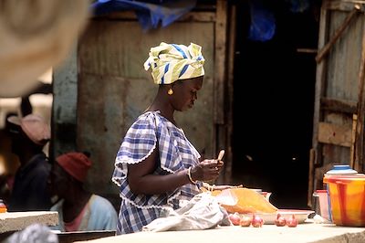 Femme sur un marché - Casamance - Sénégal
