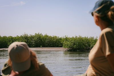 Duo en bateau au bord de mer au Sénégal