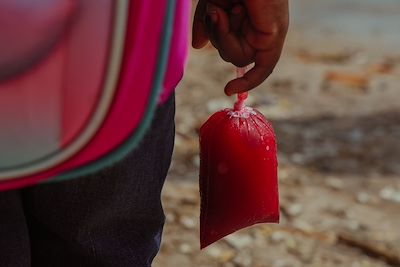 Boisson bissap glacée en gros plan au Sénégal