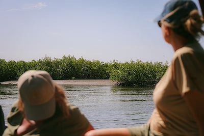 Duo en bateau au bord de mer au Sénégal
