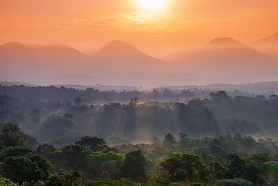 Route des volcans près d'Ataco, avec le soleil levant sur le parc national du Cerro Verde - Salvador