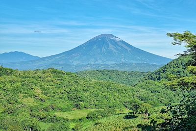 Vue sur le volcan Chaparrastique depuis le volcan Pacayal - Salvador
