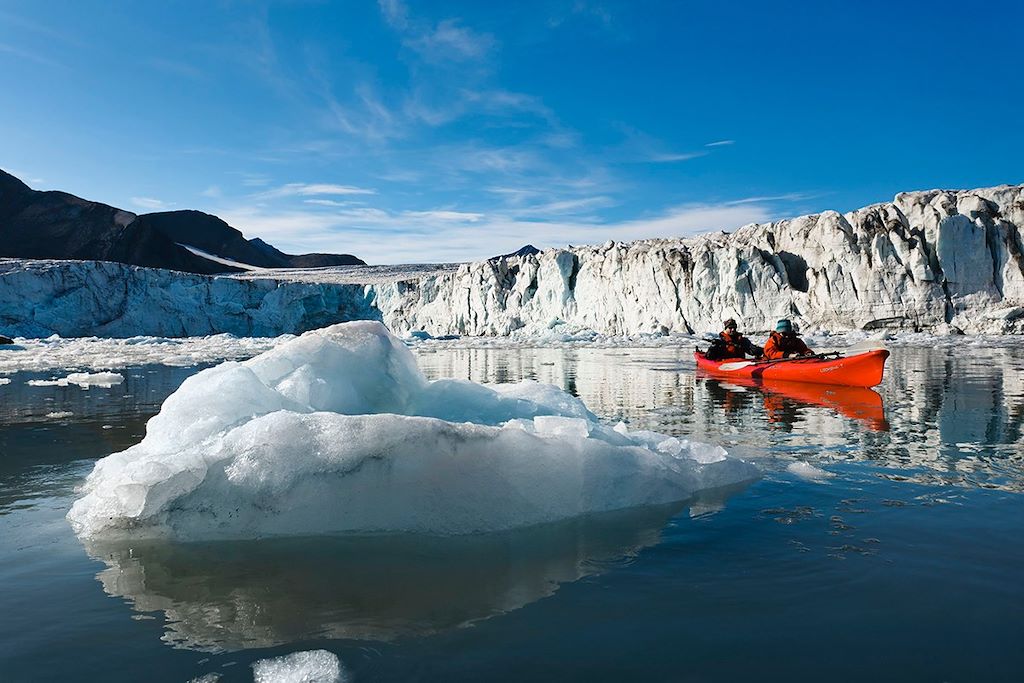 En kayak sur les rives de l'océan glacial arctique