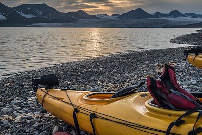 © David / Adobe Stock - Kayak de mer - Spitzberg - Norvège Kayak de mer - Spitzberg - Norvège