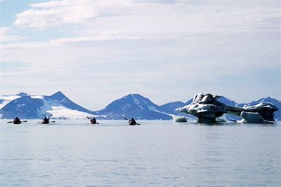 Kayak dans les eaux du Fjord Saint-Jean - Spitzberg