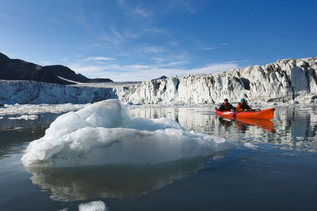 Voyage En kayak sur les rives de l'océan glacial arctique