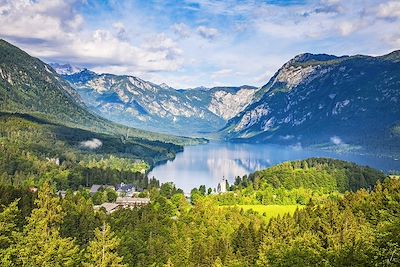 © Jon Arnold Images/ hemis.fr - Vue sur le lac de Bohinj - Parc national du Triglav - Slovénie Vue sur le lac de Bohinj - Parc national du Triglav - Slovénie