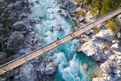 © Jost Gantar / SLOVENIA.INFO - Randonneurs sur un pont au-dessus de la rivière Soca - Slovénie Randonneurs sur un pont au-dessus de la rivière Soca - Slovénie