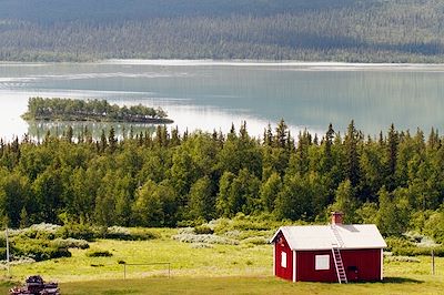 Maison en bois au bord d’un lac en Suède