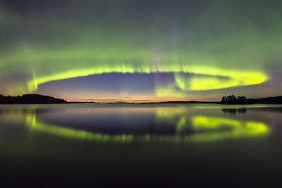 © Petri Jauhiainen/Vastavalo/VisitFinland - Aurore boréale sur le lac Saimaa - Savonlinna - Finlande Aurore boréale sur le lac Saimaa - Savonlinna - Finlande